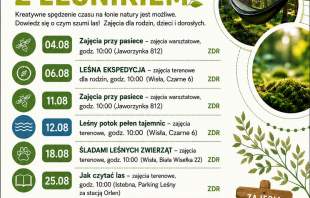 Plakat Nadleśnictwa Wisła „Wakacje z Leśnikiem”. Podaje terminy i tematy bezpłatnych zajęć terenowych i warsztatów dla rodzin w sierpniu o godz. 10:00 i 17:00 (m.in. pasieka, zwierzęta, budki dla ptaków). Zapisy: 532 973 263.