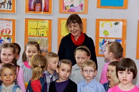 Iwona Konarzewska w otoczeniu dzieci