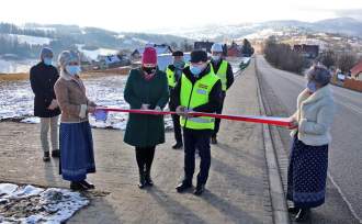 Wójt gminy Istebna Łucja Michałek i Dyrektor ZDW w Katowicach Zbigniew Tabor dokonują symbolicznego przecięcia wstęgi podczas oddania do użytku chodnika w Istebnej na Beskidzie