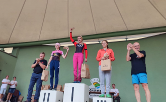 Anna Kaczmarzyk na pierwszym miejscu podium w towarzystwie dwóch innych zawodniczek, a także Wójta Gminy Brenna