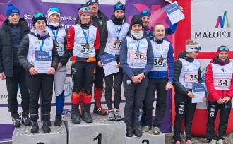 Na najwyższym stopniu podium sztafeta MKS Istebna, czwarta sztafeta NKS Trójwieś Beskidzka (z prawej)