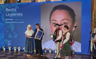 Beata Legierska odbiera nagrodę Oskara Kolberga