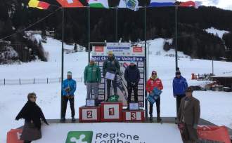 Dominik Bury na podium zawodów (w czerwonej kurtce)