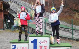 Na podium w środku Natalia Łupieżowiec a po lewej Oliwia Bury