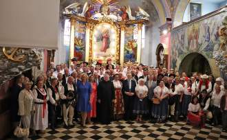 Uczestnicy uroczystości w kościele Dobrego Pasterza w Istebnej