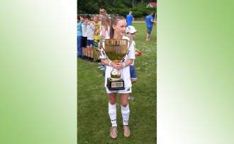 Kinga Legierska (na zdjęciu z pucharem za zwycięstwo w rozegranych w czerwcu finałach Mistrzostw Polski U-13)