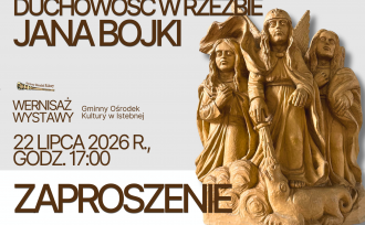 Brązowy plakat zapraszający na wernisaż wystawy „Duchowość w rzeźbie Jana Bojki” w Gminnym Ośrodku Kultury w Istebnej. Wydarzenie odbędzie się 22 lipca 2026 r. o godz. 17:00. Po prawej stronie widnieje zdjęcie drewnianej rzeźby trzech postaci.