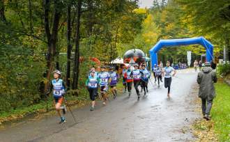 Start zawodów w Ustroniu - na czele Wojciech Wojtyła (nr 43) i Marcelina Wojtyła (39)