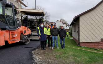 Na zdjęciu Pani Wójt Łucja Michałek, inspektor Referatu Infrastruktury Marek Michałek z przedstawicielami firmy wykonawczej oraz inspektorem nadzoru panem Marcinem Łysoniem.