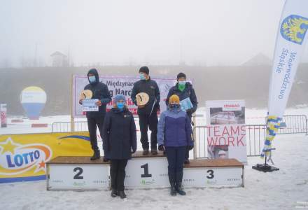 Panowie z kategorii M70 na podium – miejsce 1. Mazurek Kazimierz, miejsce 2. Faron Piotr, miejsce 3. Sikora Stefan; odebrali nagrody z rąk Wójt Gminy Istebna Łucji Michałek i  Beaty Białowąs -Wicemarszałek Województwa Śląskiego