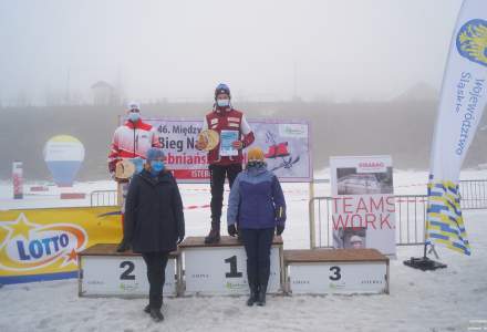 Podium w kategorii  Juniorów: miejsce 1. Gazurek Łukasz, miejsce 2. Hartyk Błażej; obecne: Beata Białowąs -Wicemarszałek Województwa Śląskiego, Wójt Gminy Istebna Łucja Michałek; w tle baner imprezy, baner Lotto, firmy Strabag i chorągiewka Województwa Śl