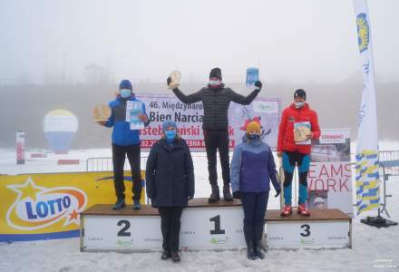 Panowie z kategorii M40 na podium – miejsce 1. Węgrzyn Marcin, miejsce 2. Faron Robert, miejsce 3. Staron Jacek; odebrali nagrody z rąk Wójt Gminy Istebna Łucji Michałek i  Beaty Białowąs -Wicemarszałek Województwa Śląskiego