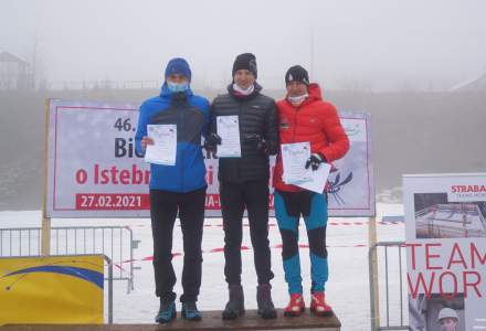 Podium Mistrzostw Polski Amatorów kategoria M40: miejsce 1.Węgrzyn Marcin, miejsce 2. Faron Robert, miejsce 3. Staron Jacek; w tle baner imprezy i banery sponsorów