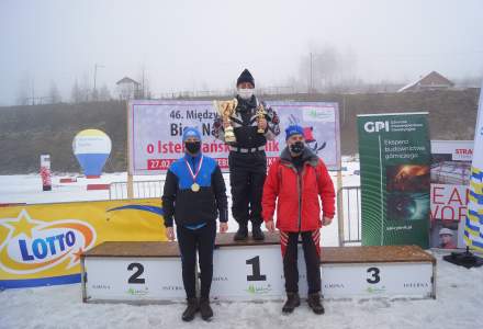 Rozdanie pucharów w XX Mistrzostwach Polski Górników  - na podium Jan Gorzołka – najstarszy z uczestników, oraz 2 osoby wręczające puchary: Porębski Piotr i Edward Dudek