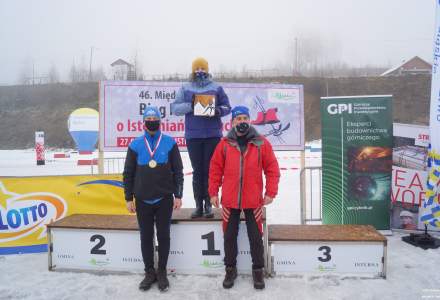 Wójt Gminy Istebna Łucja Michałek na podium, Porębski Piotr i Edward Dudek; w tle baner imprezy