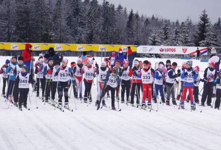 Chwila przed startem najmłodszej kategorii wiekowej dzieci – spora grupa młodych uczestników z ubranymi numerami startowymi.