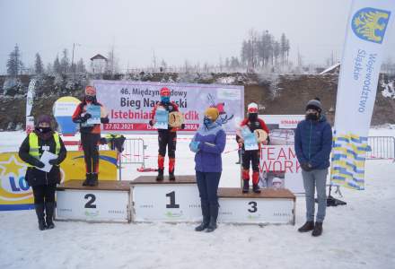 Dziewczęta z kategorii kl. III-IV na podium: na miejscu 1. Michałek Hanna, na 2. Juroszek Amelia, a na 3. Rucka Zuzanna z dyplomami i statuetkami; nagradzający: Wójt Gminy Istebna Łucja Michałek, Dyrektor Gminnego Ośrodka Kultury Łucja Dusek