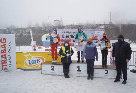 Dziewczęta  z kategorii młodzieżowej na podium: na miejscu 1. Milerska Anna, na 2. Wantulok Laura, a na 3. Rucka Julia z dyplomami , nagrodami i statuetkami; wręczający nagrody Wójt Gminy Istebna Łucja Michałek, Dyrektor GOK-u Łucja Dusek i J. Kędzior