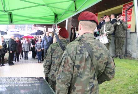 Uroczystość odsłonięcia tablicy kpt. Ignacego Gazurka