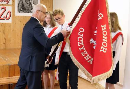 Przekazanie sztandaru Szkolnemu Pocztowi Sztandarowemu