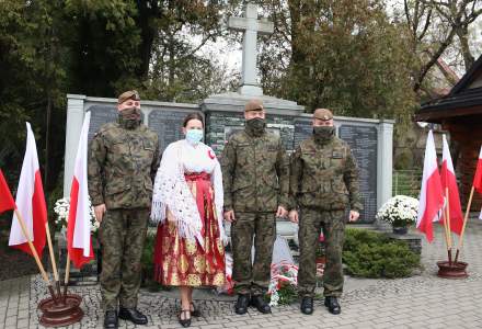 Wójt Gminy Istebna Łucja Michałek i warta honorowa Cieszyńskiego Batalionu 13 Śląskiej Brygady Obrony Terytorialnej