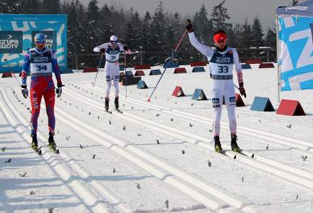 Mateusz Haratyk (nr 33) na finiszu finału sprinterów