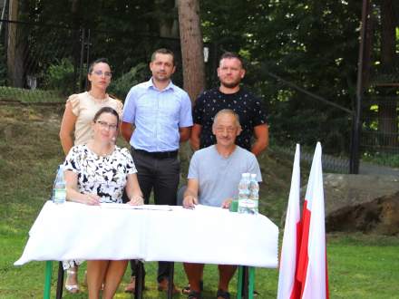 Łucja Michałek wójt gminy Istebna i Witold Ryszka podczas podpisania umowy na rozbudowę wodociągu w Koniakowie Rastoce. Z tyłu stoją pracownicy Urzędu Gminy Istebna i Wykonawcy robót.
