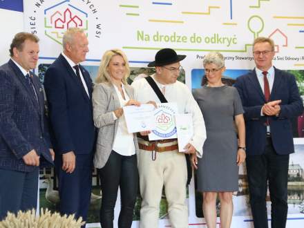 Laureaci podczas odbierania Certyfikatu Miejsce Ciekawe w ramach SNW wraz z kapitułą: wójt gminy Gogolin, Wójt gminy Dzierżoniów, dr Sylwia Staszewska i poseł
