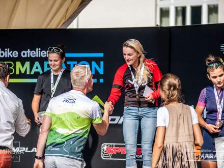 Anna Kaczmarzyk na podium przyjmuje gratulacje