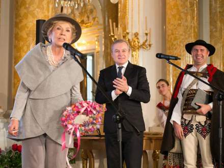 Aktorka Emilia Krakowska składa życzenia laureatom. Obok Minister Piotr Gliński i Krzysztof Trebunia-Tutka