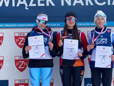 Kinga Gazurek (w środku)
