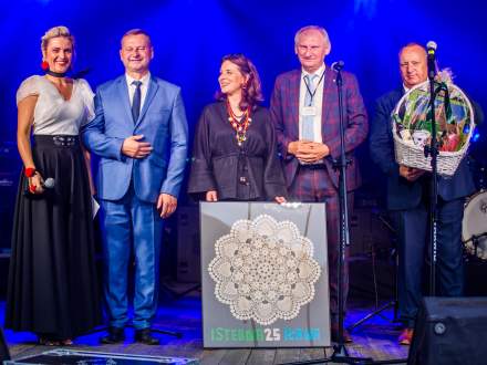 Delegacja z Iławy przyjmuje upominki z okazji 25-lecia współpracy z naszą gminą