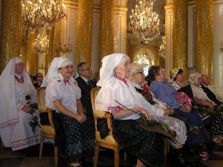 Siedzą goście podczas gali wręczania nagród im. Oskara Kolberga