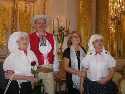 Laureatka Anna Urbaczka-Bury wraz z córką Moniką, Wójtem Gminy Istebna i Dyrektor Gminnego Ośrodka Kultury w Istebnej