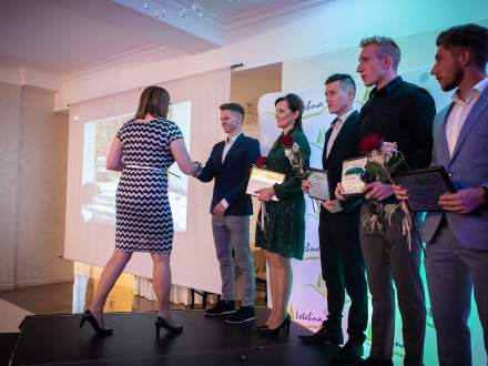 I Gala Sportu - (od lewej) Mateusz Haratyk, Matka Łukasza Gazurka, Adam Cieślar, Kamil Bury, Dominik Bury
