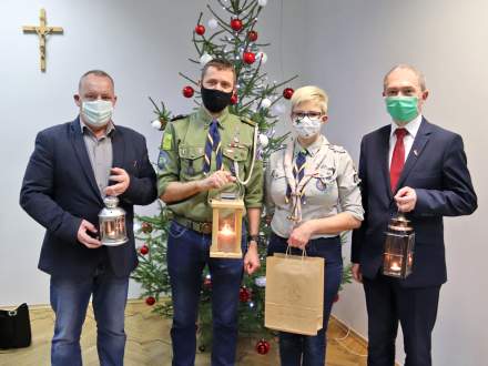 Przewodniczący Rady Gminy Istebna Stanisław Legierski, druhowie Hufca Ziemi Cieszyńskiej oraz Zastępca Wójta gminy Istebna Ryszard Macura podczas przekazania światełka betlejemskiego