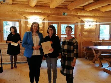 Wójt Gminy Istebna Łucja Michałek ( z lewej), Barbara Kubas przew. Komisji Oświaty i Kultury rady Gminy ( z prawej) i Dorota Małyjurek