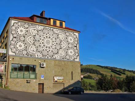 Mural z koronką w Koniakowie