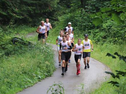 Błażej Haratyk (340) i Jonasz Haratyk (341) na trasie tegorocznego Biegu na Tyniok