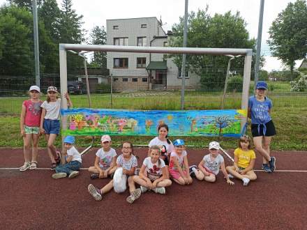 Dzieci na boisku, w tle bramka
