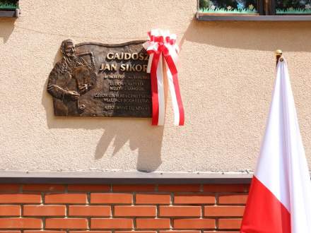 Tablica pamiątkowa Gajdosza Jana Sikory na budynku Szkoły Podstawowej nr 2 w Koniakowie; Źródło: sp2koniakow.edupage.org
