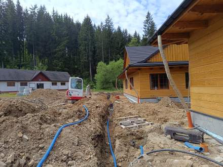 Pawilony handlowe przy Amfiteatrze pod skocznią- etap wykonania prac zewnętrznych