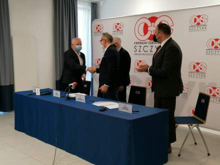 Na zdjęciu od lewej: Jacek Osuch Sekretarz Stanu w Ministerstwie Kultury, Dziedzictwa Narodowego i Sportu, Tomasz Laszczak Dyrektor COS-OPO Szczyrk, Michael Thomas Smaniotto Prezes TechnoAlpin, Andrzej Kalinowski Dyrektor Centralnego Ośrodka Sportu.