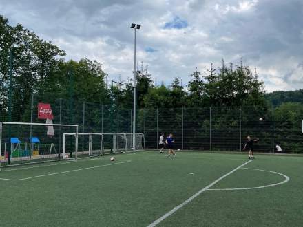 Zajęcia sportowe na boisku przy ZSP w Istebnej w ramach programu Aktywna Szkoła.