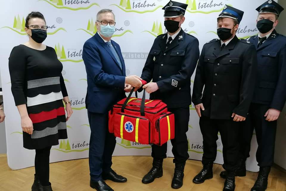 Stanisław Szwed wiceminister Rodziny i Polityki Społecznej w asyście wójt gminy Istebna przekazuje na ręce przedstawicieli Ochotnicza Straż Pożarna Jaworzynka Centrum zestaw ratownictwa przedlekarskiego