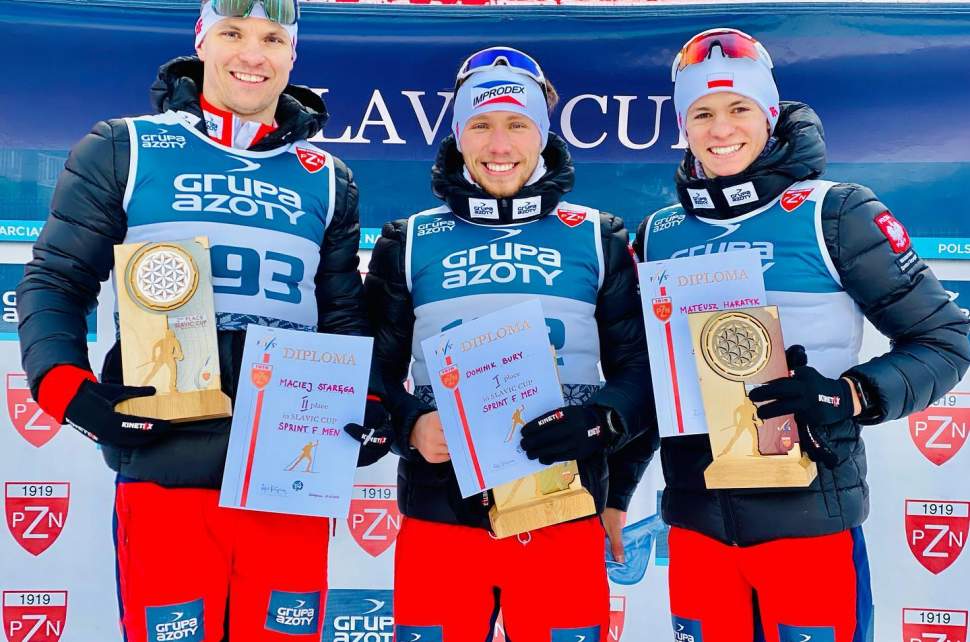 Dominik (w środku) i Mateusz (z prawej) na podium Mistrzostw Polski (foto: PZN facebook)