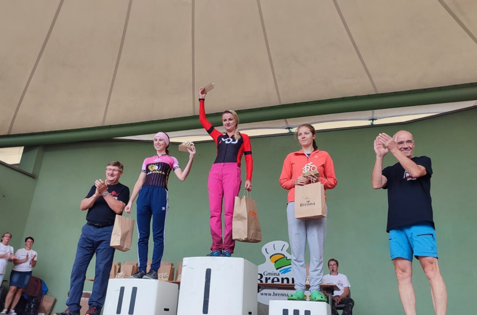 Anna Kaczmarzyk na pierwszym miejscu podium w towarzystwie dwóch innych zawodniczek, a także Wójta Gminy Brenna
