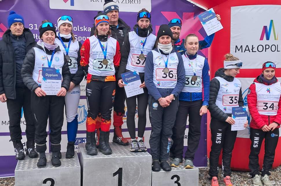 Na najwyższym stopniu podium sztafeta MKS Istebna, czwarta sztafeta NKS Trójwieś Beskidzka (z prawej)