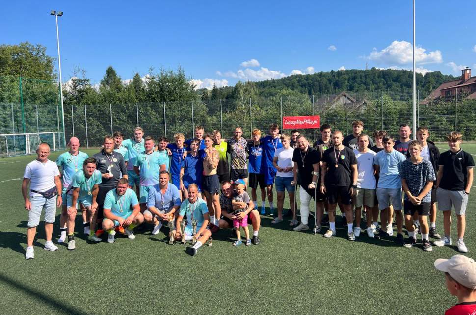 Zwyciężcy z trofeami
