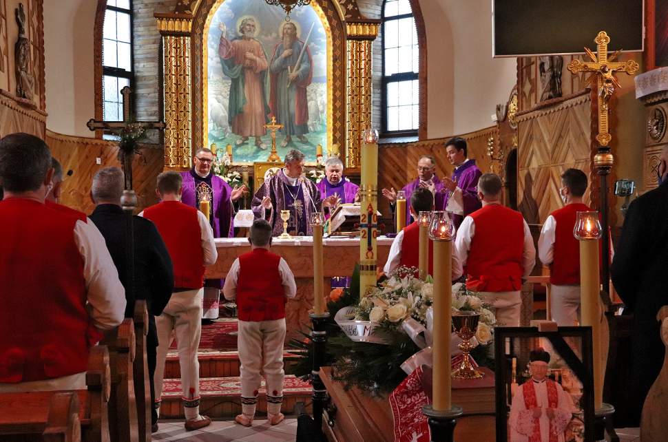 Msza święta za śp. księdza Jerzego pod przewodnictwem księdza biskupa Romana Pindla